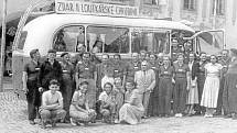 Divadelníci odjíždí. Vltavotýnští loutkáři stojí u autobusu na náměstí před odjezdem na II. loutkářskou Chrudim v roce 1952.