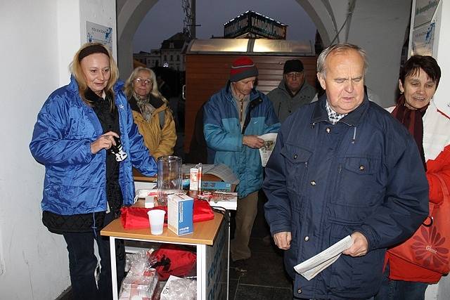 Čtenáři Deníku, kteří přišli k vydavatelskému domu se zpěvníkem ze středečních novin, dostali zdarma novinářský punč a mohli si zatočit kolem štěstí.