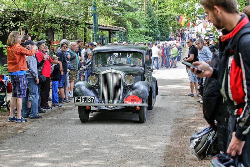 Sobotu si užili milovníci starých aut a motorek s Rallye Křivonoska.