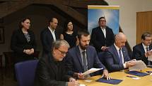 Ustavujícímu zasedání budějovických zastupitelů předcházel podpis koaliční dohody.