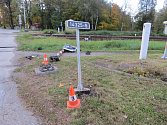 Zničené signalizační zařízení na železničním přejezdu v Boršově.