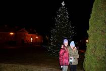 Začátkem adventu se rozzářily první vánoční stromy v celé řadě českých měst a obcí.