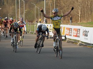 CÍL. Ruce nad hlavou má Jan Kadúch, který nasbíral nejvíce bodů. Hned za ním dospurtoval Zdeněk Mlynář.    