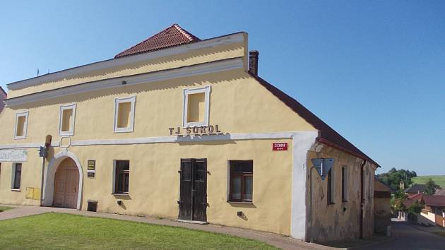 Lišovská sokolovna vznikla ve starém pivovaru. Dnes se v komplexu budov nachází nejen tělocvična, ale i klubovny oddílů nebo restaurace.