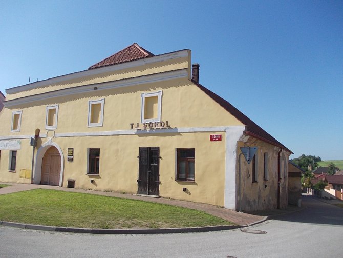 Lišovská sokolovna vznikla ve starém pivovaru. Dnes se v komplexu budov nachází nejen tělocvična, ale i klubovny oddílů nebo restaurace.
