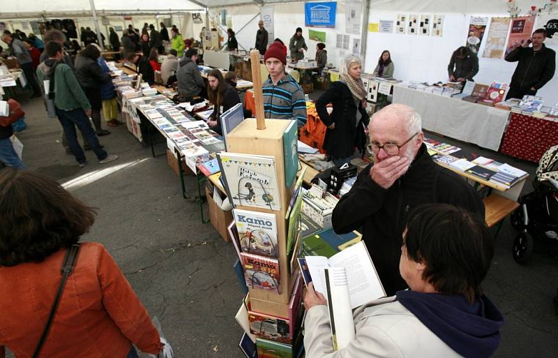 Tábor patřil od 3. do 5. října knihám. Tabook, festival malých nakladatelů, přilákal stovky lidí a přijely osobnosti jako Karol Sidon nebo Timothée de Fombelle. Na snímku hlavní festivalový stan na náměstí TGM.