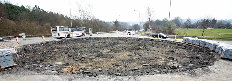 Jak již dává tušit obří jáma na křižovatce výpadovek na Tábor a Milevsko, na kraji Týna na Vltavou se staví kruhový objezd.