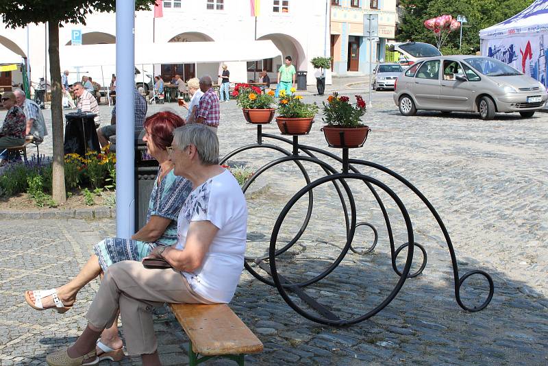 Městské slavnosti v Týně nad Vltavou zahájily program v sobotu 20. července vystoupením Budvarky. Akce nabídla bohatý program včetně koncertů různých kapel nebo pohádkového představení na týnském otáčku.