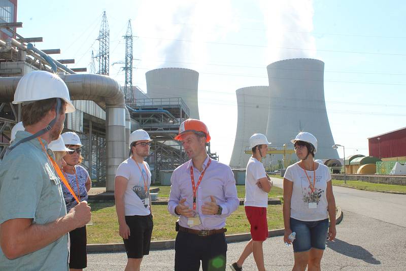 Návštěvníci mimořádných prohlídek projdou téměř celým střeženým prostorem Jaderné elektrárny Temelín.