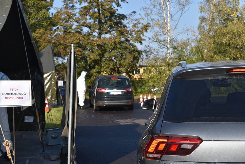 Ve středu vhazovali lístky do volebních uren z aut řidiči, kteří onemocněli covid-19 nebo jsou v karanténě. Na snímku je drive-in stanoviště pro okres České Budějovice v areálu Správy a údržby silnic Jihočeského kraje v Českých Budějovicích.