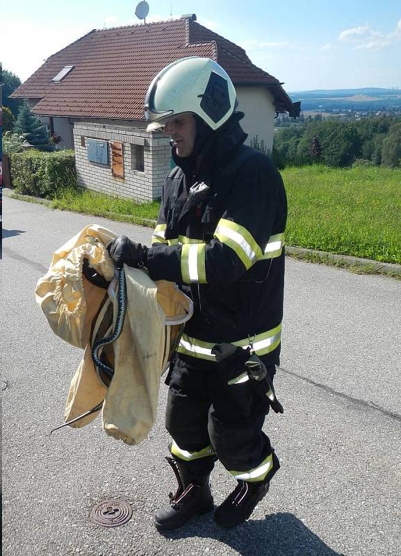 Užovku obojkovou vyhřívající se v Hlincově Hoře v ulici Kodetka Severní odchytli 22. července profesionální hasiči ze stanice Suché Vrbné.