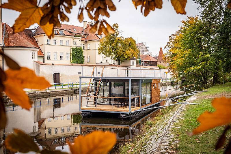 Rezidence Malše na soutoku řek v centru jihočeské metropole se skládá ze tří hausbótů krásných ženských jmen.