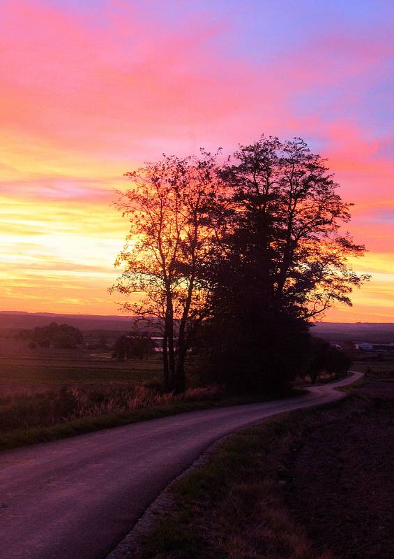 Podzimní západy slunce, ranní mlha a červánky, to jsou meteorologické jevy, které stále fascinují. Odborníci prozradili, jak vznikají.