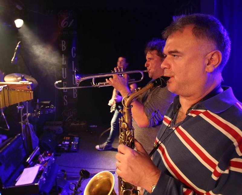 Známý českobudějovický klub Highway 61 má za sebou poslední koncert pod touto značkou. Na rozloučenou tam zahrál 16. ledna 2015 rocker Roman Dragoun s kapelou His Angels. Na snímku saxofonista Radek Kašpar.