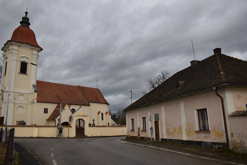 Fara a kostel v Dolních Slověnicích.