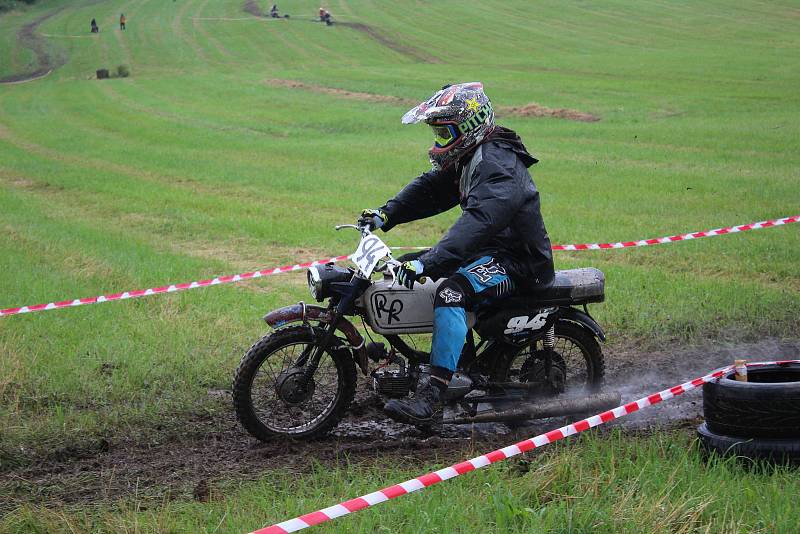 Fichtl cup Florida, terénní závod motocyklů Jawa 50 Pionýr, se jel u Hůrského rybníka u Adamova na Českobudějovicku.