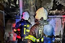 U požáru dílny na Rudolfovské třídě zasahovali ve čtvrtek ráno hasiči ze stanic České Budějovice i Suché Vrbné.