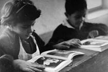 V Krumlově se na festivalu Jeden svět promítal film o škole v Květušíně, kam v 50. letech chodili romští žáci s cílem, aby je škola převychovala. Na projekci se 20. března sešli autoři filmu i jeho protagonisté.