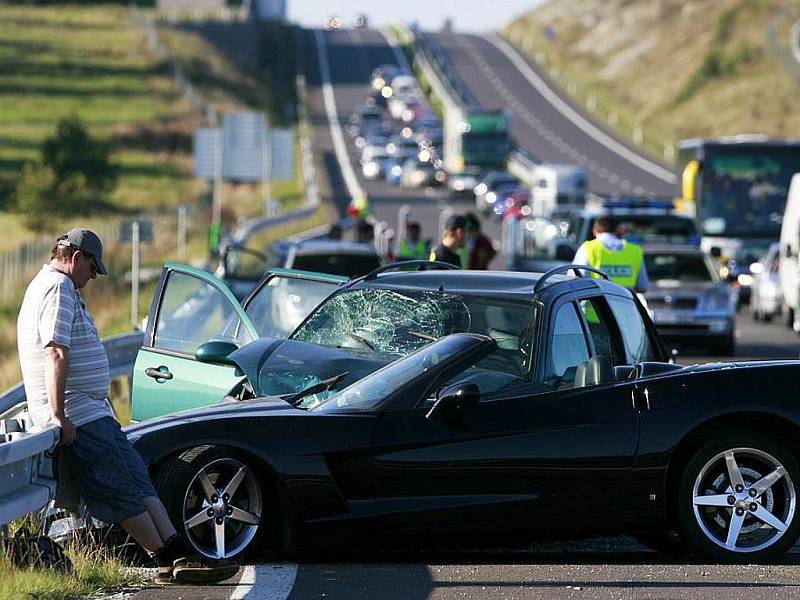 Těžké zranění motorkáře si vyžádala sobotní nehoda na nové rychlostní silnici R4 u Předotic. Stala se v půl páté odpoledne. Jak popsal mluvčí jihočeské policie Jiří Matzner, nejprve se srazila dvě osobní auta, do kterých poté narazil motorkář.