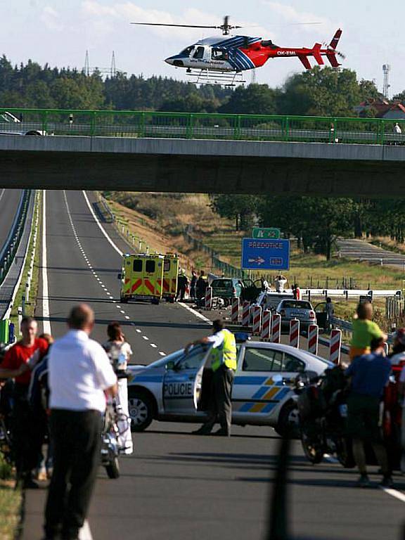 Těžké zranění motorkáře si vyžádala sobotní nehoda na nové rychlostní silnici R4 u Předotic. Stala se v půl páté odpoledne. Jak popsal mluvčí jihočeské policie Jiří Matzner, nejprve se srazila dvě osobní auta, do kterých poté narazil motorkář.