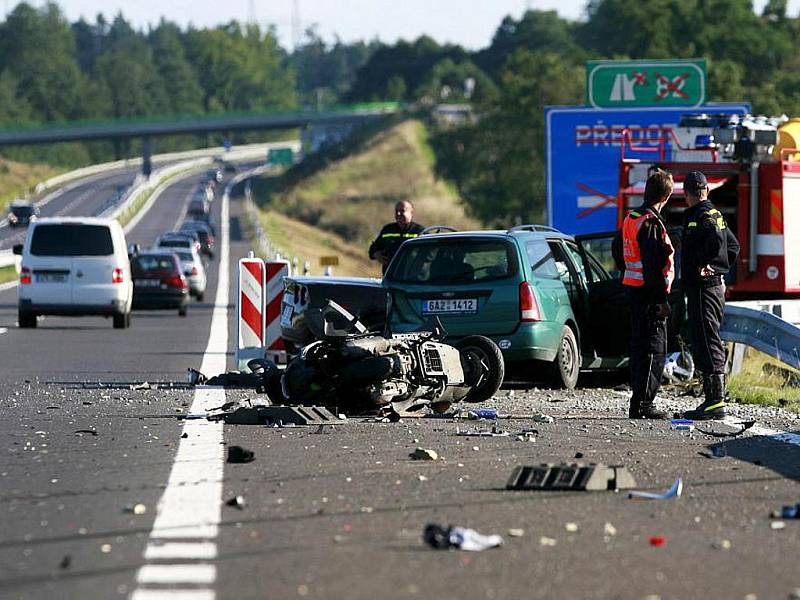 Těžké zranění motorkáře si vyžádala sobotní nehoda na nové rychlostní silnici R4 u Předotic. Stala se v půl páté odpoledne. Jak popsal mluvčí jihočeské policie Jiří Matzner, nejprve se srazila dvě osobní auta, do kterých poté narazil motorkář.