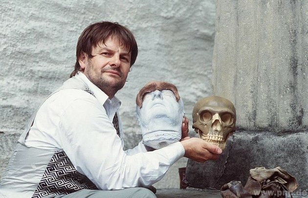 Zavražděný archeolog v roce 1999.