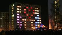 Hodinová light show, která rozblikala okna kolejních pokojů animacemi ze známých filmů i počítačových her přilákala do areálu kampusu Jihočeské univerzity v Českých Budějovicích tisíce studentů. 