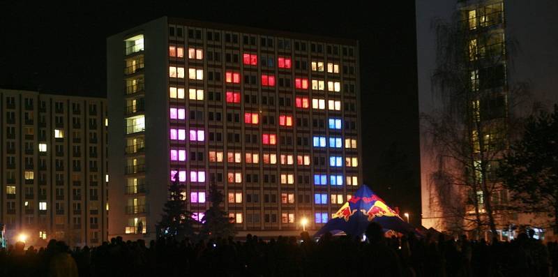 Hodinová light show, která rozblikala okna kolejních pokojů animacemi ze známých filmů i počítačových her přilákala do areálu kampusu Jihočeské univerzity v Českých Budějovicích tisíce studentů. 