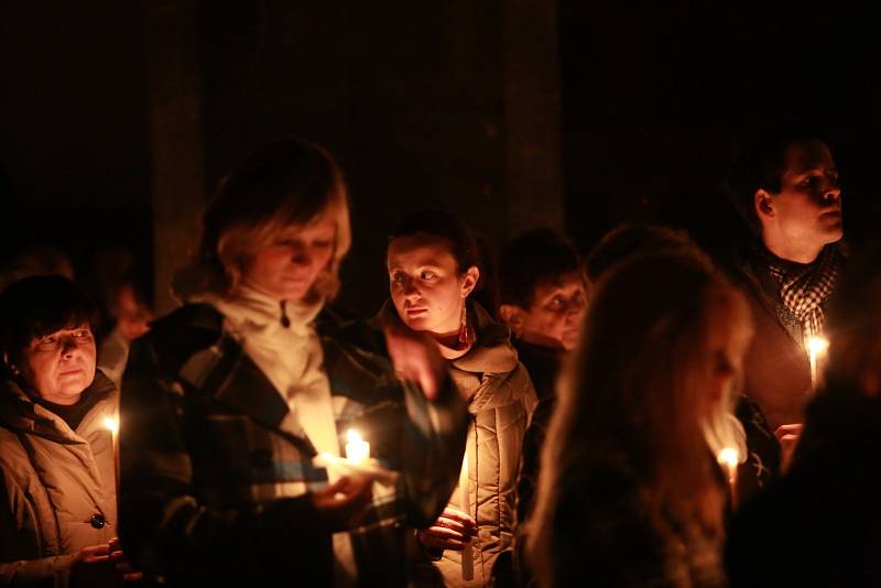 K večerní Velikonoční vigilii se o Bílé sobotě sešli věřící u gotického chrámu sv. Jakuba v Prachaticích s vikářem Josefem Sláčíkem.  Vigilie, což znamená bdění, začíná dle zvyku po západu slunce mimo kostel svěcením velikonočního ohně. 