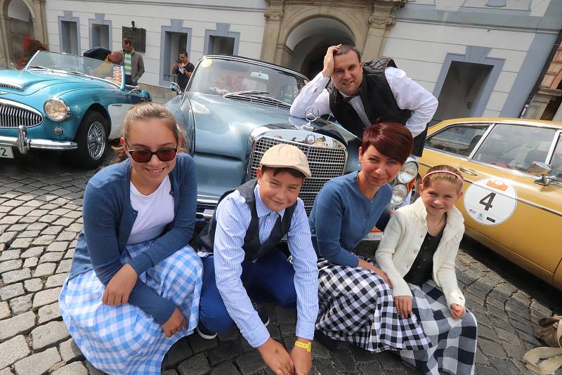 Camp Q už viděli návštěvníci v Praze. I na náplavce pod českobudějovickým Dlouhým mostem můžete navštívit tábor pro mimozemské uprchlíky.