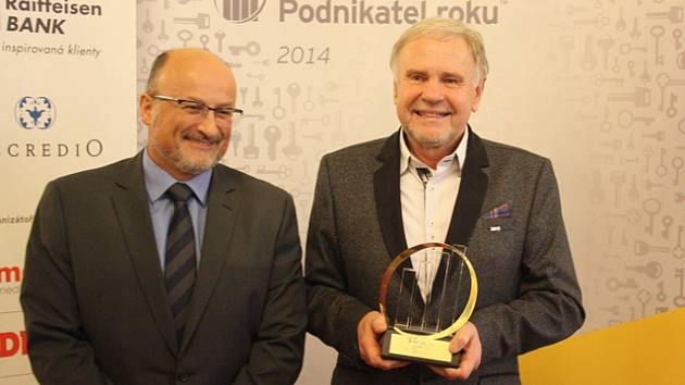 Majiteli společnosti KOH-I-NOOR holding Vlastislavu Břízovi (vpravo) předal ocenění EY Podnikatel roku 2014 Jihočeského kraje budějovický primátor Jiří Svoboda.