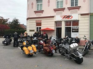 Hodně Dobrý Club Café v Ševětíně nabízí stylovou výzdobu i zážitek z prohlídky strojů při motorkářských jízdách.