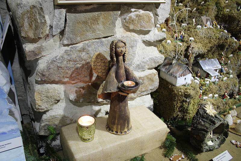 Ve Hvožďanech u Bechyně lze najít stodůlku plnou betlémů, ze dřeva, látky, keramiky nebo na skle.