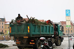 Odvoz vánoční jedle z náměstí Přemysla Otakara II. v Českých Budějovicích.