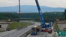 Stavba nového mostu přes dálnici u Chotýčan 12. 6. 2022.