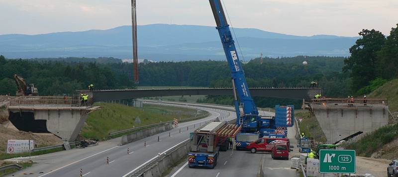 Stavba nového mostu přes dálnici u Chotýčan 12. 6. 2022.