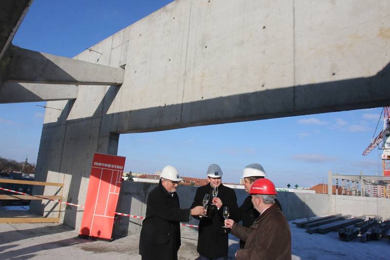 Zvětšené a modernější obchodní centrum na budějovické Pražské třídě se otevře koncem října.