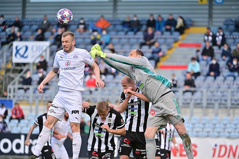 Fotbalisté Dynama České Budějovice (v pruhovaném) přivítali ve 33. kole Fortuna ligy Slovácko.