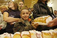 Na Gastrofestu v Českých Budějovicích,učňové z Hostouňě,sestavili 728 cm dlouhou kremroli,za3,51 minuty
