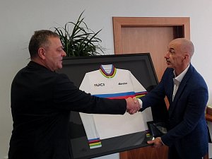 Petr Balogh předal hejtmanovi dárek od prezidenta UCI