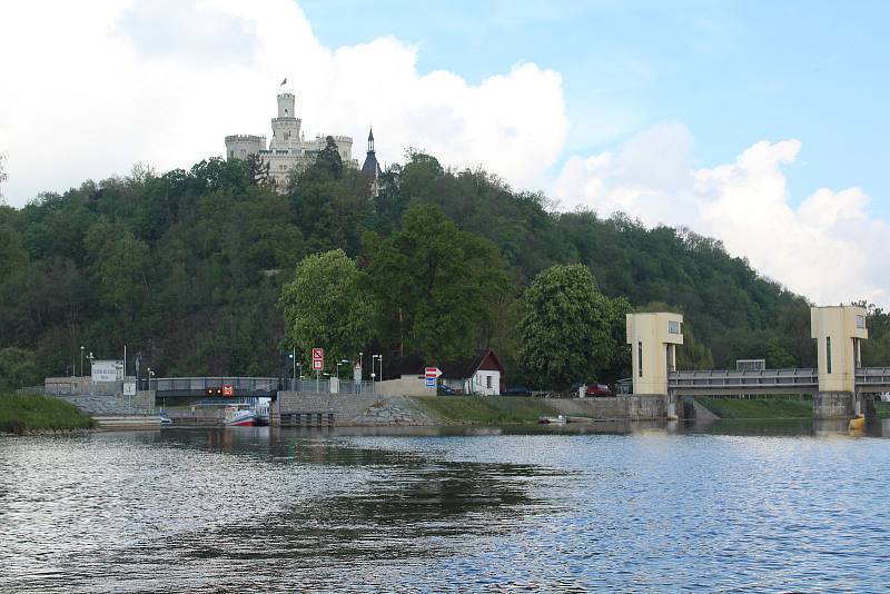 Hlubocké zdymadlo na Vltavě s plavební komorou.