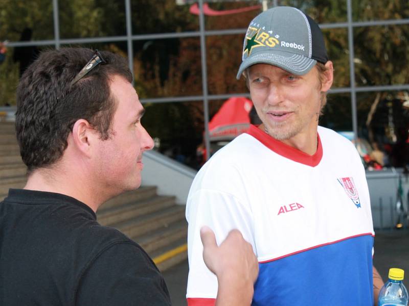 Jan Trummer a Filip Turek (vpravo) tvoří v této sezoně trenérský tandem na střídačce staršího dorostu HC ČB.