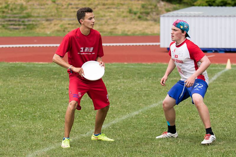 V Českých Budějovicích se konalo o víkendu historicky první mistrovství juniorů ve frisbee pod širým nebem. Foto: Martin Kurfiřt, České Budějovice