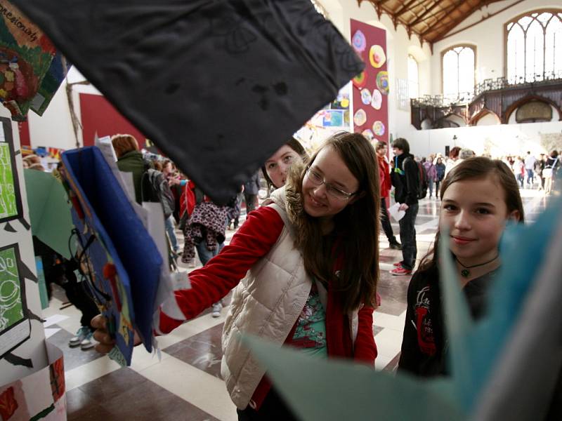 Výstava dětských výtvarných prací žáků z jižních Čech v Alšově jihočeské galerii v Hluboké nad Vltavou. 