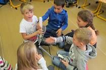 Děti se v zapojených školách hravou formou učí, proč je důležité třídit a recyklovat vysloužilá elektrozařízení. Na fototgrafii jsou děti ze ZŠ a MŠ Deštné.