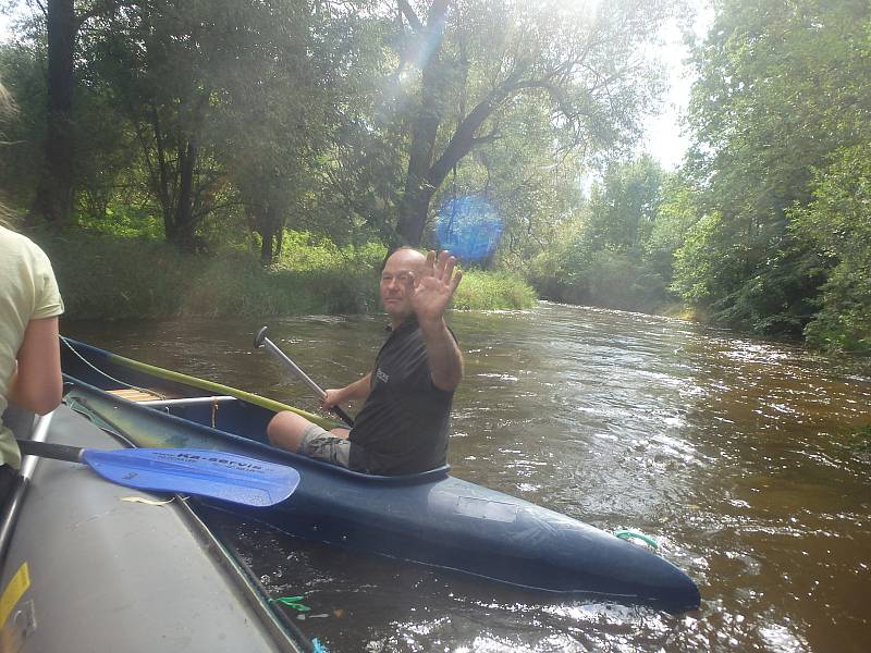 Sobotní splouvání Malše využily rády stovky malých i velkých vodáků.