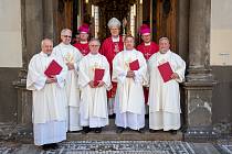 Z rukou světícího biskupa Pavla Posáda přijalo v sobotu v českobudějovické katedrále jáhenské svěcení pět kandidátů trvalého jáhenství.