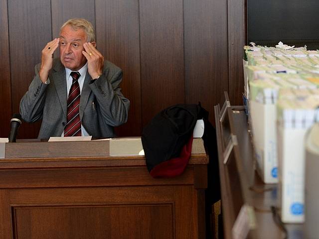 Státní zástupce Barnabáš Liška na archivním snímku ze září 2012 při zahájení hlavního líčení. Projednání rozsáhlého případu manipulovaných armádních zakázek spěje ke konci.
