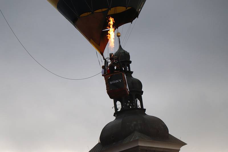 Čtyři horkovzdušné balony vzlétly ve čtvrtek v ranních hodinách z českobudějovického náměstí Přemysla Otakara II.