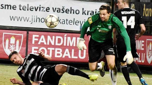 Fotbalisté Dynama na úvod jarní části II. ligy zklamali a po špatném výkonu s Varnsdorfem padli 0:1 (brankář hostí Samoel zasahuje před Šourkem, přihlíží Wermke.